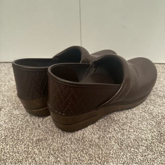 Dansko Comfort Clogs Brown Maroon Chevron Leather - Picture 3 of 6